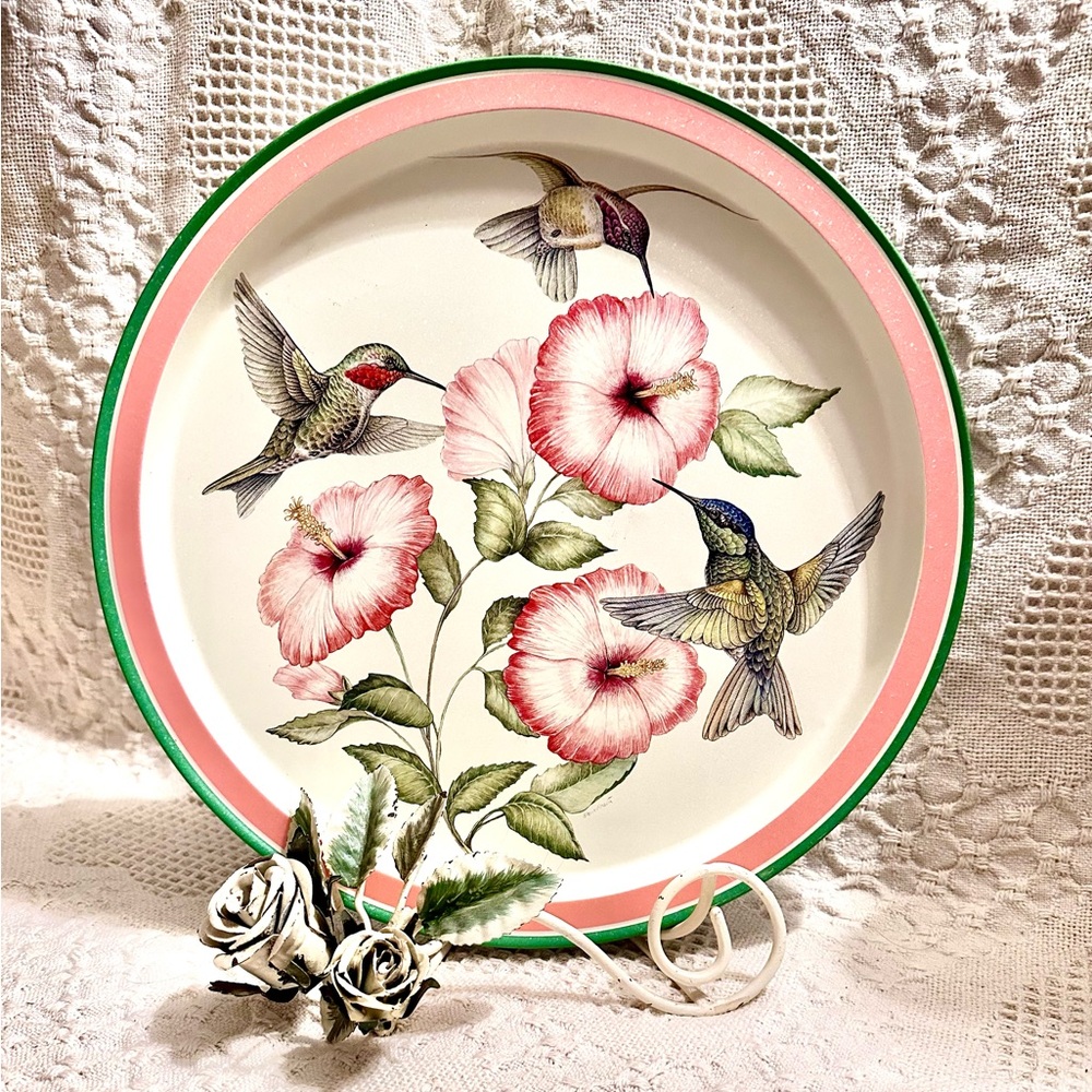 Lovely 1993 Vtg Round Metal Tray Feat. Hibiscus 🌺 & Hummingbirds 13 1/2” Signed